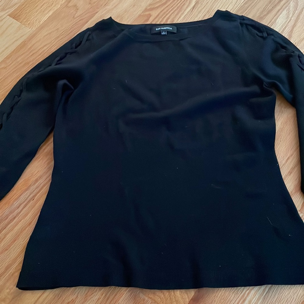 3/4 sleeve sweater with cross arm design